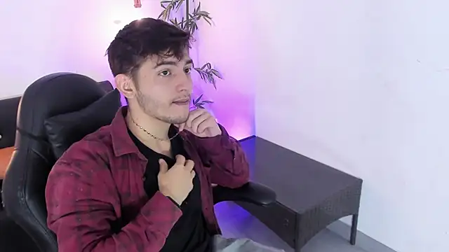 Snapshot of DiegoRogue_ chatting on December 11, 2024, 12:34 pm DiegoRogue online show from December 11, 2024, 12:34 pm