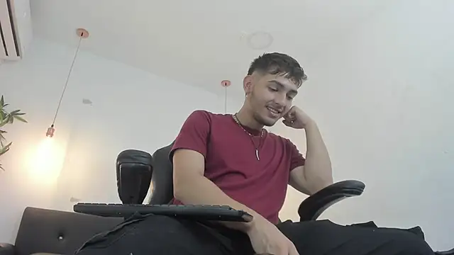 Snapshot of DiegoRogue_ chatting on December 16, 2024, 12:49 pm DiegoRogue online show from December 16, 2024, 12:49 pm