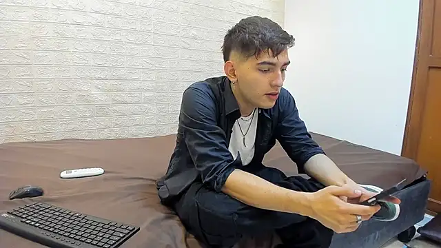 Snapshot of DiegoRogue_ chatting on December 18, 2024, 1:12 pm DiegoRogue online show from December 18, 2024, 1:12 pm