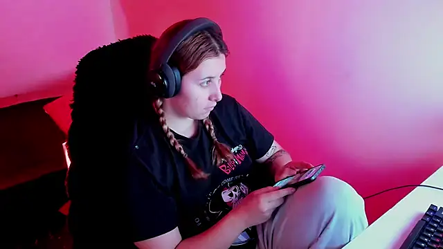 bonnie moon  online show from April 13, 2026, 6:35 pm