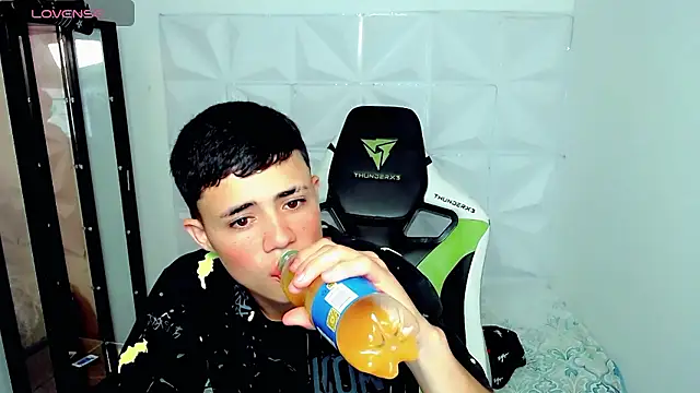 Snapshot of bby_santi chatting on December 4, 2024, 1:20 pm bby santi online show from December 4, 2024, 1:20 pm