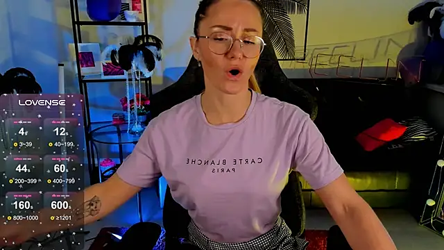 LadyIzabel online show from December 28, 2024, 2:33 am