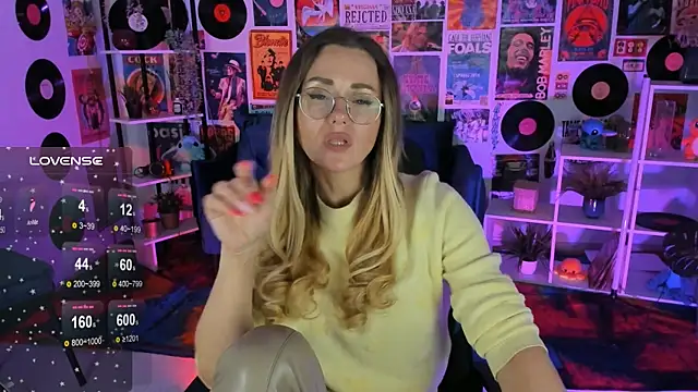 LadyIzabel online show from February 17, 2025, 11:44 am