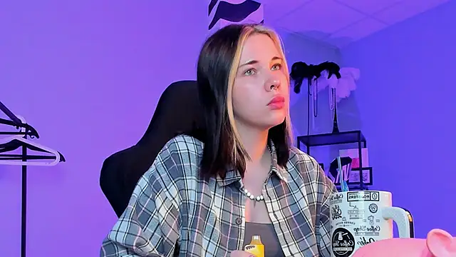 AliceSunday online show from October 19, 2025, 2:01 am