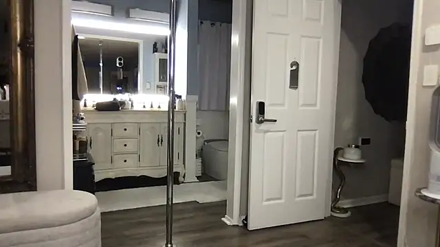 curvyfunlover online show from October 1, 2025, 11:27 am