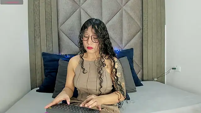 BriaConner  online show from February 13, 2025, 4:00 am