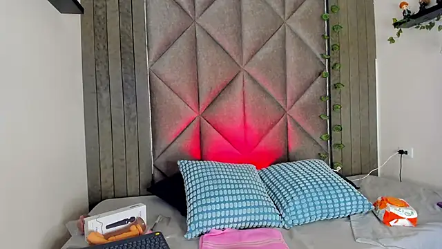 BriaConner  online show from February 13, 2026, 3:02 am