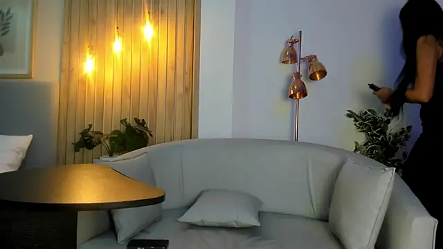 AriRobert  online show from September 14, 2025, 4:44 am