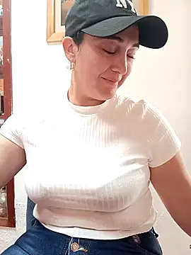 skayhot  online show from February 18, 2025, 4:16 pm