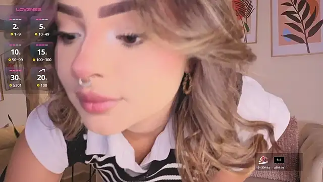 DahianaWalcott online show from November 27, 2025, 8:44 pm