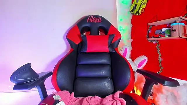 LilOwen  online show from April 16, 2026, 9:39 pm