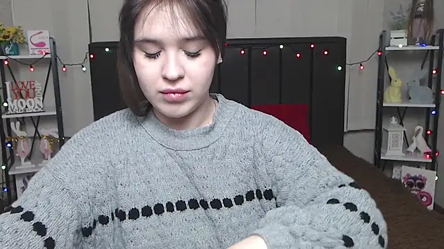 LauraHlot online show from February 9, 2025, 6:05 pm