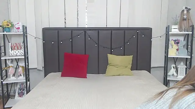 LauraHlot online show from October 14, 2025, 5:58 pm