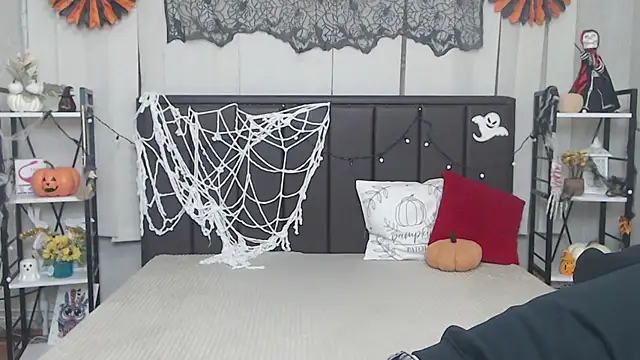 LauraHlot online show from October 23, 2025, 5:33 pm