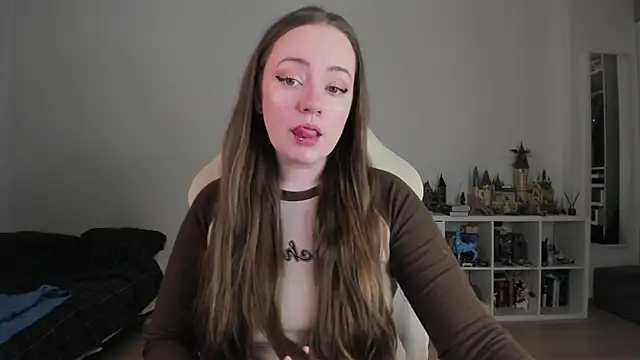 Snapshot of WalkingGirl chatting on February 11, 2026, 11:32 pm WalkingGirl online show from February 11, 2026, 11:32 pm