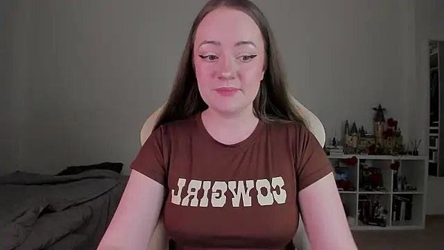 Snapshot of WalkingGirl chatting on February 17, 2026, 10:38 pm WalkingGirl online show from February 17, 2026, 10:38 pm