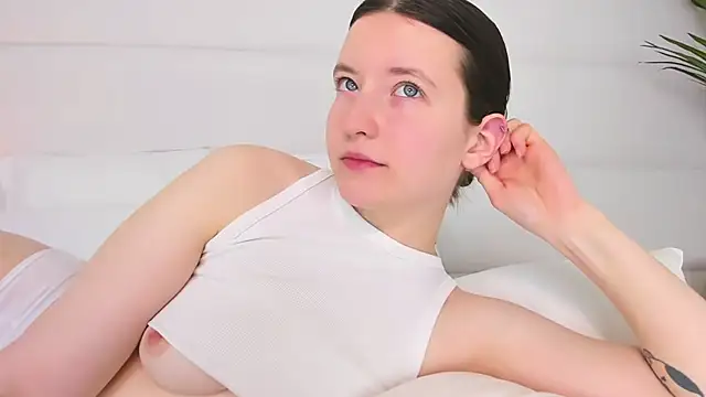 MoonAngelic online show from March 7, 2025, 3:19 am