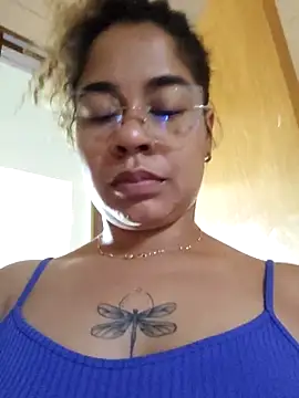 VitoriaFernandes online show from November 19, 2025, 8:31 pm