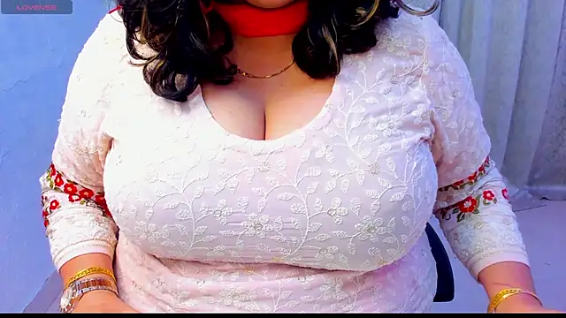 Snapshot of Gulabi_Queen chatting on December 19, 2025, 6:15 pm Gulabi Queen online show from December 19, 2025, 6:15 pm