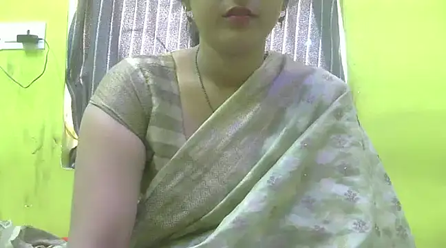 Snapshot of CUTYHINA_001 chatting on December 4, 2024, 3:59 am CUTYHINA 001 online show from December 4, 2024, 3:59 am