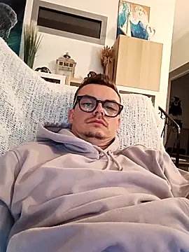 Snapshot of GLouglou19 chatting on October 2, 2025, 9:33 pm GLouglou19 online show from October 2, 2025, 9:33 pm