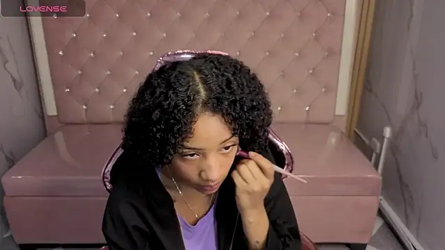 Violeth b online show from December 17, 2025, 12:44 pm