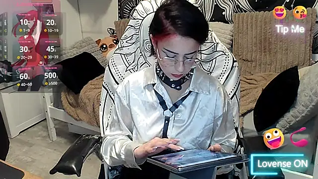 LisandreLaVenale online show from February 24, 2025, 9:20 pm