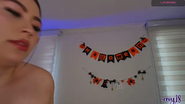 venusleroy  online show from October 7, 2025, 9:12 pm