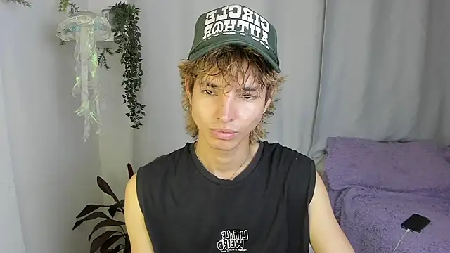 Snapshot of santy-kitty chatting on October 15, 2025, 1:06 am santy-kitty online show from October 15, 2025, 1:06 am