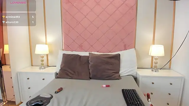 Issabella Roa online show from April 18, 2026, 4:05 am