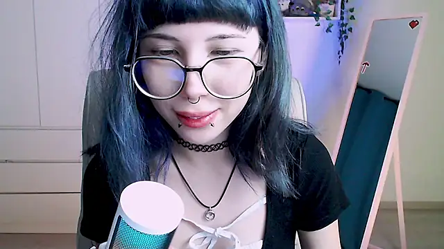 Snapshot of MoriHorri chatting on December 15, 2024, 12:40 am MoriHorri online show from December 15, 2024, 12:40 am