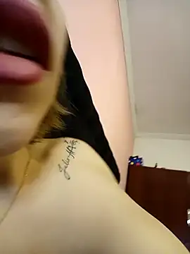 couple2000 online show from February 26, 2025, 6:43 pm