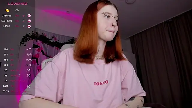 ScarletRos3 online show from February 17, 2025, 5:43 pm