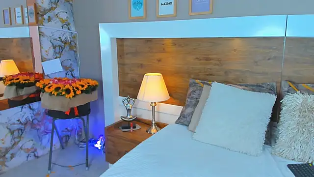 EmaBakker online show from March 19, 2025, 3:40 pm