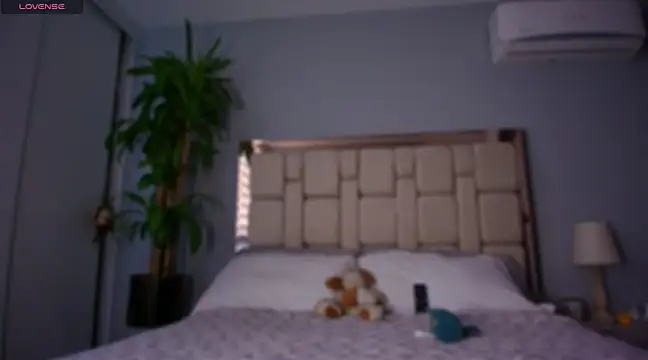 auroracaruso11 online show from January 12, 2025, 9:40 pm