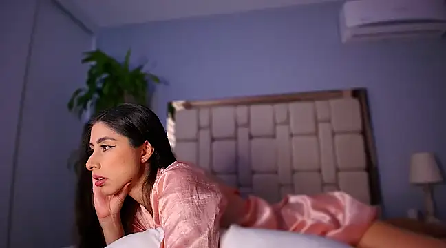 auroracaruso11 online show from February 4, 2025, 9:41 pm