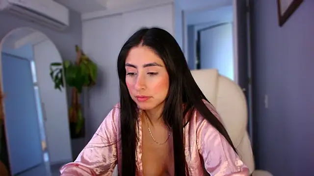 auroracaruso11 online show from October 6, 2025, 8:50 pm