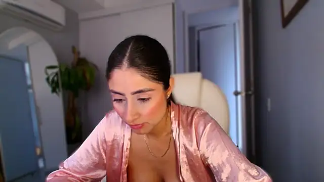 auroracaruso11 online show from October 9, 2025, 9:46 pm