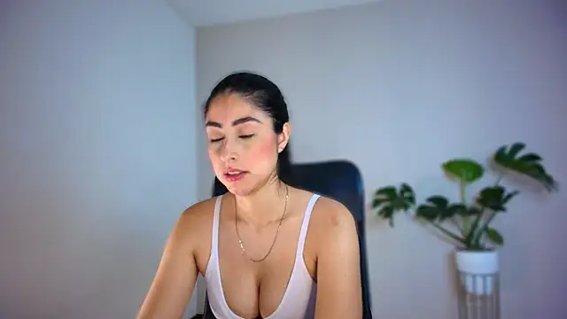 auroracaruso11 online show from February 9, 2026, 2:43 pm