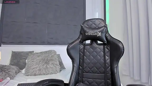 SaraGomez1 online show from February 7, 2025, 4:14 pm