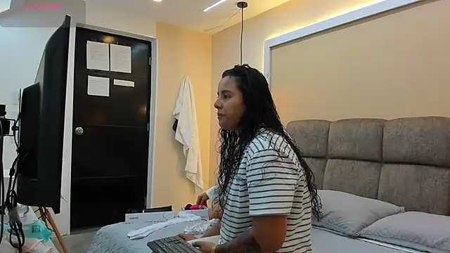 Dilan y Mia online show from December 14, 2024, 2:53 pm