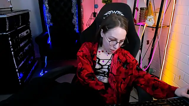 Snapshot of AphexQueen chatting on December 15, 2024, 9:20 pm AphexQueen online show from December 15, 2024, 9:20 pm