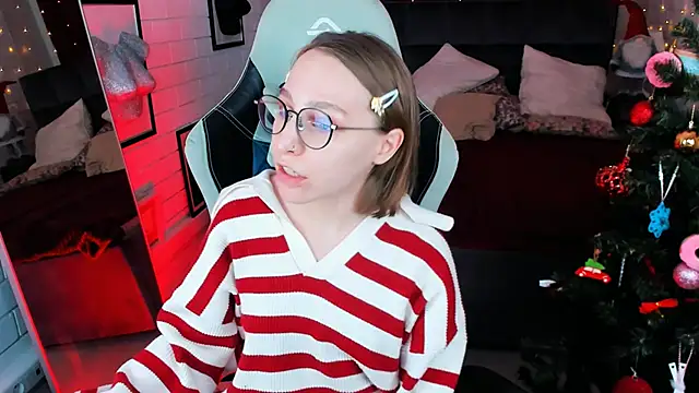 Snapshot of AphexQueen chatting on December 17, 2024, 4:21 pm AphexQueen online show from December 17, 2024, 4:21 pm