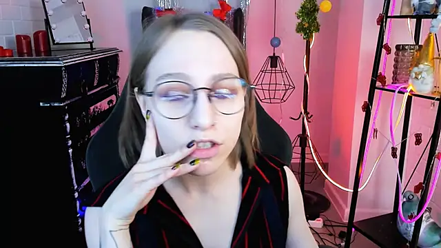 Snapshot of AphexQueen chatting on December 19, 2024, 7:18 pm AphexQueen online show from December 19, 2024, 7:18 pm