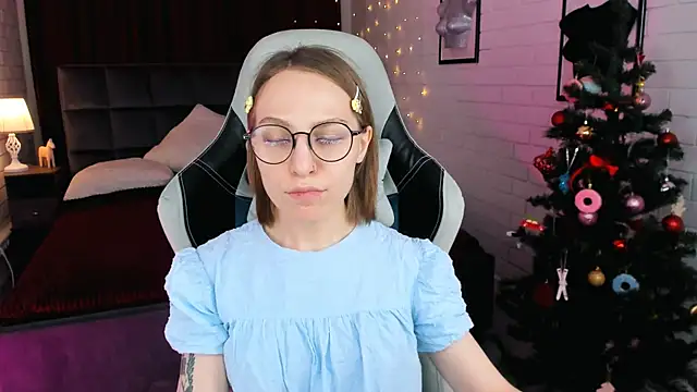 Snapshot of AphexQueen chatting on December 21, 2024, 1:10 pm AphexQueen online show from December 21, 2024, 1:10 pm