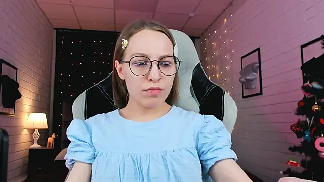 Snapshot of AphexQueen chatting on December 21, 2024, 7:16 pm AphexQueen online show from December 21, 2024, 7:16 pm