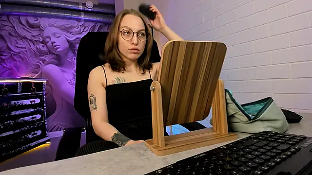 Snapshot of AphexQueen chatting on November 2, 2025, 5:21 am AphexQueen online show from November 2, 2025, 5:21 am