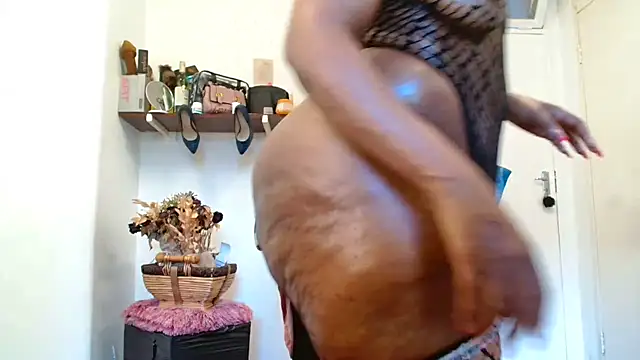 xTALLSEXYBUMx online show from February 1, 2026, 6:01 am