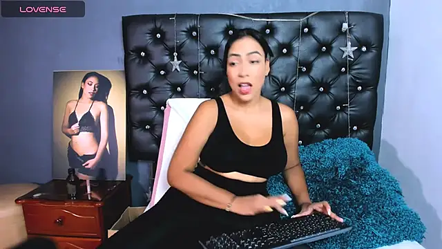 catalinamuss  online show from April 7, 2026, 5:02 pm