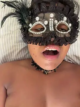 Bella Luna18 online show from November 23, 2025, 8:41 pm